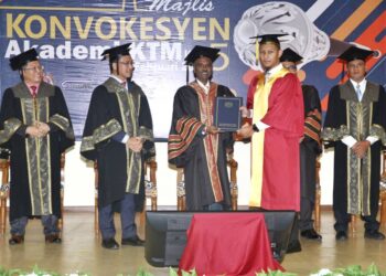 V. SIVAKUMAR (tiga dari kiri) menyampaikan sijil kepada seorang graduan pada  Majlis Konvokesyen Akademi KTM di Batu Gajah hari ini. - MUHAMAD NAZREEN SYAH MUSTHAFA