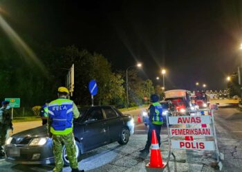 POLIS Melaka memeriksa sebanyak 1,857 buah kenderaan dan 279 daripadanya diarahkan berpatah balik di SJR Plaza Tol Ayer Keroh, Melaka. - UTUSAN/DIYANATUL ATIQAH ZAKARYA