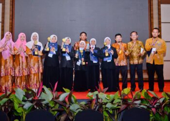 PEMBAHAS SK Proton City bersama guru pembimbing selepas dinobatkan sebagai johan bagi peringkat kebangsaan di Bayou Lagoon Park Resort, Melaka, semalam.