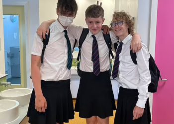 CONNOR Humphries, Adrian Copp dan Scott Penman yang dilarang memakai seluar pendek bertindak menyarung skirt ke sekolah. - AGENSI