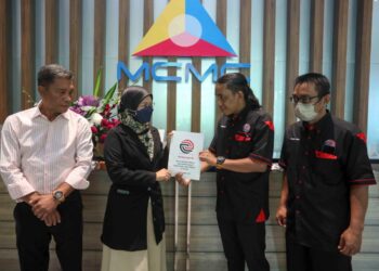 MOHD. Radzi Abdul Rahman (dua kanan) menyerahkan memorandum kepada Pegawai Jabatan Perlindungan Pengguna SKMM di Menara SKMM, Cyberjaya. - UTUSAN/FAISOL MUSTAFA