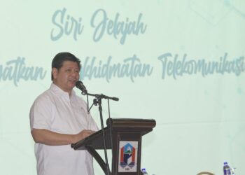 Fadhlullah Suhaimi Abdul Malek ketika menyampaikan ucapan pada majlis Siri Jelajah Merakyatkan Perkhidmatan Telekomunikasi di Langkawi, Kedah, hari ini. - UTUSAN/NUR AMALINA AZMAN