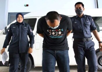 SEORANG lelaki dibawa ke Mahkamah Sesyen Seremban pada 21 November lalu atas pertuduhan  memperdagangkan isterinya untuk tujuan eksploitasi seks.-UTUSAN/NOR SHAFAWATI YUP.