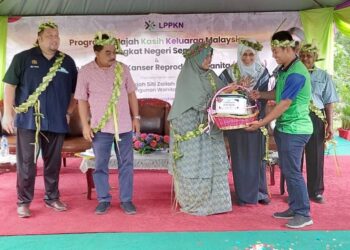 SITI Zailah Mohd. Yusoff (tengah) turut menyampaikan bantuan Bakul Kasih yang merupakan barangan kegunaan harian dan sukan kepada penduduk  pada Program Jelajah Kasih Keluarga Malaysia (JKKM) dan Kempen Kesedaran Kanser Reproduktif Wanita (WCaRe) di Kampung Orang Asli Langkap, Kuala Pilah semalam.