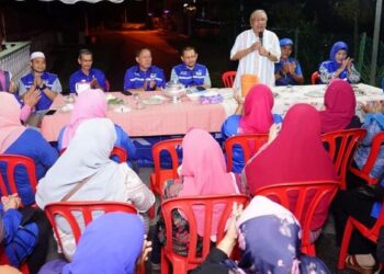 HASAN Malek ketika berucap pada kempen Barisan Nasional (BN) di Pusat Daerah Mengundi (PDM) Pelangai dalam kawasan Dewan Undangan Negeri (DUN) Juasseh dekat Kuala Pilah. Turut hadir, Adnan Abu Hassan (duduk empat dari kiri) dan Ismail Lasim (duduk tiga dari kiri).- UTUSAN/NAZARUDIN SHAHARI.