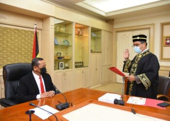 MASRI Razali mengangkat sumpah sebagai Datuk Bandar Seremban yang baharu di hadapan Aminuddin Harun dalam majlis yang berlangsung di  Seremban hari ini.-IHSAN PEJABAT MENTERI BESAR NEGERI SEMBILAN