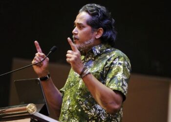 KHAIRY Jamaluddin sewaktu berucap pada Majlis Penyampaian Watikah Pelantikan Anggota JPKKP Negeri Sembilan di Seremban hari ini.-UTUSAN/MOHD. SHAHJEHAN MAAMIN.