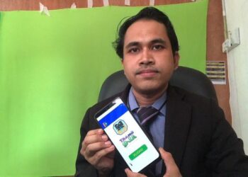 Ismail Salleh menunjukkan aplikasi Smart Al-Q yang membantu pelajar menghafal  dengan lebih mudah.