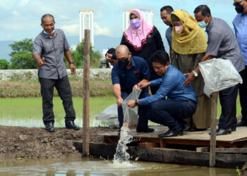 RONALD KIANDEE ketika merasmikan program Smart SBB yang diadakan bersama sesi menandatangani  MoU antara Kerajaan Pusat serta syarikat peneraju di Permatang Nibong, Pulau Pinang. 