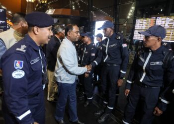 ZAMBRY Abdul Kadir bersalaman dengan sebahagian anggota SMART yang berlepas malam ni ke Turkiye di KLIA. - UTUSAN/FAISOL MUSTAFA