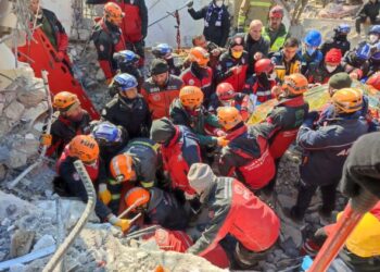 ANGGOTA SMART menjalankan operasi menyelamat lima sekeluarga yang masih hidup di Nurdagi, Gaziantep di Turkiye. - IHSAN SMART