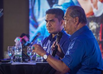 MUHYIDDIN Yassin menjawab soalan yang diajukan ketika sesi dialog sempena Majlis Pelancaran Manifesto PN di Shah Alam, Selangor. UTUSAN/MUHAMAD IQBAL ROSLI