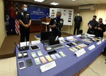 AYOB Khan Mydin Pitchay (dua kiri) menunjukkan barangan yang dirampas dalam Op Soga VIII sempena kejohanan bola sepak Euro 2020 pada sidang akhbar di IPK di Johor Bahru, Johor. - UTUSAN/KHAIRUL MOHD ALI