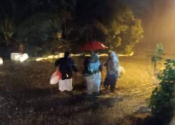 BERAPA mangsa di Jalan Sungai Soi Kempadang dipindahkan ke Sekolah Kebangsaan (SK) Kempadang setelah kawasan itu dinaiki air ekoran hujan lebat sejak semalam di Kuantan, Pahang.