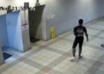 TANGKAP layar rakaman CCTV memaparkan seorang lelaki mundar mandir dan masuk ke tandas wanita dekat Kompleks Sukan Negara, Seksyen 21 di Shah Alam, Selangor pada pertengahan bulan lalu.