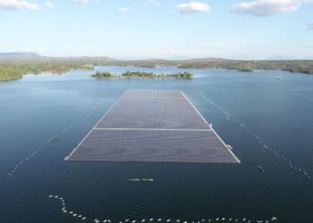 PROJEK tenaga solar di Empangan Sirindhorn di wilayah Ubon Ratchathani.-AFP