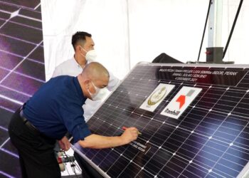 SAARANI Mohamad menandatangani plak sebagai simbolik perasmian pecah tanah Projek Berskala Besar 50MWac Ranhill Solar I di Ladang Bikam di Bidor dekat Tapah semalam. - FOTO/ZULFACHRI ZULKIFLI
