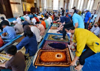 JEMAAH masjid dan surau di Negeri Sembilan kini boleh kembali merapatkan saf bermula esok tanpa perlu mengikut saiz sejadah seperti yang ditetapkan sebelum ini.-UTUSAN/MOHD. SHAHJEHAN MAAMIN.