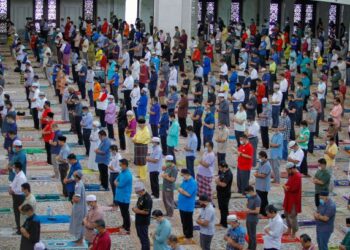 Jemaah masjid dan surau kini boleh buat pilihan sama ada untuk memakai atau tidak pelitup muka. – GAMBAR HIASAN