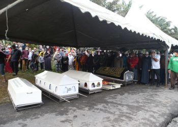 PENDUDUK kampung dan sanak saudara mangsa kemalangan di Simpang Pulai, Perak bersedia untuk solat jenazah di Tanah Perkuburan Islam Kampung Badlishah, Kulim, semalam. – UTUSAN/SHAHIR NOORDIN