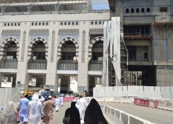 WALAUPUN cuaca panas mencecah 47 darjah celsius, namun ia tidak menghalang jemaah untuk datang lebih awal ke Masjidil Haram bagi menunaikan solat Jumaat hari ini.