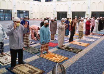 JEMAAH menunaikan solat maghrib mengikut keluasan dewan solat utama di Masjid Sultan Azlan Shah, Ipoh, Perak,  hari ini. - UTUSAN/ZULFACHRI ZULKIFLI