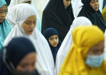 Reaksi seorang kanak-kanak perempuan ketika turut serta menunaikan solat sunat tarawih di Masjid Kampung Baru, Kuala Lumpur. - UTUSAN/ MUHAMAD IQBAL ROSLI/PIX ONLY