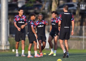 PEMAIN import Terengganu, Sony Norde (tengah) ketika berlatih bersama rakan sepasukannya menjelang aksi menentang Negeri Sembilan malam ini.-IHSAN TFC
