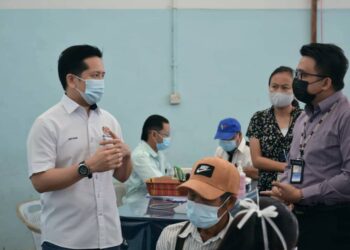 ARTHUR Joseph Kurup (kiri) mendengar penerangan ringkas mengenai proses vaksinasi di PPV Dewan Masyarakat Sook, Keningau, Sabah.