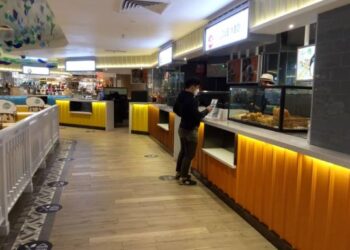 AKTIVITI 'dine in' di medan selera di sebuah pasar raya di Jalan Gurney, Georgetown, Pulau Pinang masih belum disediakan buat pelanggan hari ini ekoran terdapat peniaga yang masih belum melengkapkan vaksin Covid-19.