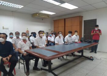 LIM Guan Eng (duduk depan, tiga dari kanan) mendengar taklimat semasa mengadakan lawatan kerja di Pejabat DAP Melaka di Klebang, Melaka. - UTUSAN/DIYANATUL ATIQAH ZAKARYA