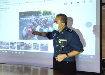 WARI KIEW menunjukkan gambar orang ramai berhimpun untuk mendapatkan bantuan anjuran Persatuan Ibu Bapa dan Guru (PIBG) sebuah sekolah rendah dan sebuah klinik swasta di Kangar di Jalan Kampung Bakau dalam satu sidang akhbar di Ibu Pejabat Polis Daerah (IPD) Kangar, Perlis hari ini.- UTUSAN/NAZLINA NADZARI
