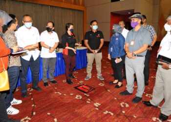 Mohammad Azlan Charles Abdullah (empat dari kiri) beramah mesra dengan sebahagian pengamal media sempena Taklimat Pilihan raya Bersama Media Johor di Pusat Konvensyen Antarabangsa Johor. -  UTUSAN/RAJA JAAFAR ALI