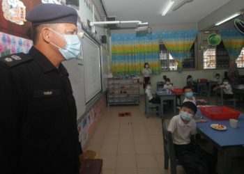 YUSOF Unis memantau SOP yang dilaksanakan di Sekolah Jenis Kebangsaan Cina (SJKC) Khai Mun di Bentong, Pahang, hari ini.