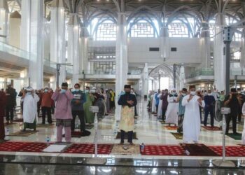 SEBAGAI mencegah penularan Covid-19, umat Islam diminta mematuhi SOP iaitu penjarakan fizikal dalam solat berjemaah di masjid dan surau.