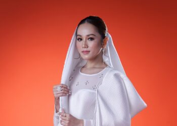 SESI fotografi bersama pelakon, Sophia Albarakbah di Studio Media Mulia Sdn. Bhd. Quattro West.-UTUSAN/ MUHAMAD IQBAL ROSLI