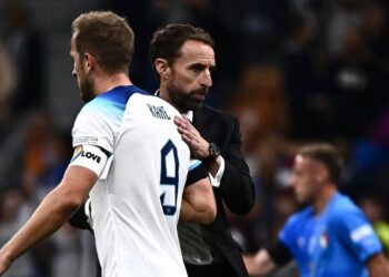 GARETH Gareth Southgate menenangkan Harry Kane selepas England kalah kepada Itali semalam. - AFP