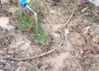 TINDAKAN penyambungan air secara tidak sah dikesan di sebuah tapak pembinaan rumah teres setingkat di Bukit Changgang, Banting, Selangor.