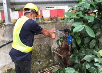 PEGAWAI penguat kuasa SPAN memotong bekalan air di sebuah tapak binaan di Damasara Perdana, Petaling Jaya, Selangor. - IHSAN SPAN