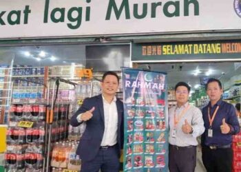 GEORGIE Abas (kiri), Foo Meng Keet dan Lim Yu Kiun (kanan) semasa tinjauan Jualan Rahmah di 99 Speedmart di Kota Kinabalu baru-baru - baru ini.