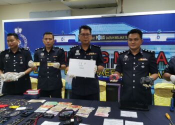 CHRISTOPHER Patit (dua dari kanan) menunjukkan sebahagian barang kes yang dirampas ketika sidang akhbar di IPD Melaka Tengah, Banda Hilir, Melaka. - UTUSAN/DIYANATUL ATIQAH ZAKARYA