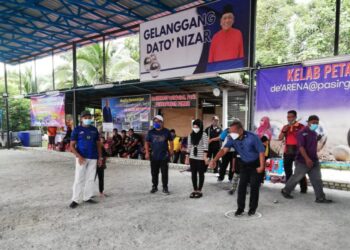 MOHD. Nizar Zakaria (tengah) merasmikan Kejohanan Petanque Piala Ahli Parlimen Parit, 2022 di Kampung Pasir Gajah dekat Parit hari ini - UTUSAN/MOHAMAD HAFIZI MOHD. SAID