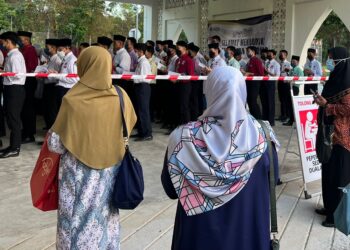 ANTARA ibu bapa yang hadir memberi sokongan kepada anak-anak masing-masing sebelum menduduki peperiksaan SPM 2022 di Sekolah Menengah Ahama Putrajaya. - UTUSAN/KAMARIAH KHALIDI