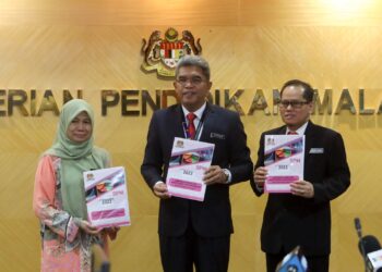 PKHARUDDIN Ghazali (tengah) menunjukkan buku Laporan Analisis Keputusan Peperiksaan SPM 2022 di Kementerian Pendidikan, Putrajaya. - UTUSAN/FAISOL MUSTAFA