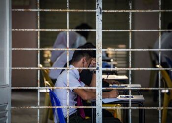 KEMEROSOTAN dalam peperiksaan percubaan SPM 2021 menimbulkan kebimbangan banyak pihak terhadap prestasi sebenar calon peperiksaan tersebut yang akan bermula tidak lama lagi.