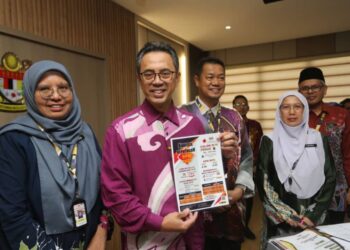 MOHAMAD Fauzi Mahson menunjukkan analisis keputusan peperiksaan SPM 2022 di Jabatan Pendidikan Negeri (JPN) Perak di Ipoh hari ini. - UTUSAN