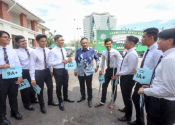 REEZAL Merican Naina Merican (tengah) berbual bersama lapan pelajar yang memperolehi 9A+ dalam Peperiksaan SPM Tahun 2022 di Sekolah Sultan Alam Shah, Putrajaya. - UTUSAN/FAISOL MUSTAFA