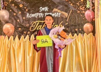 JEREMY Josuazent diraikan ketika mengambil keputusan SPM 2021 dengan memperoleh 9A di SMK Rompin Permai, Kuala Rompin, di Rompin, Pahang.