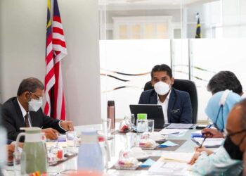 RADZI Jidin ketika mengadakan pertemuan dengan Pengerusi SPP yang baru dilantik Datuk Seri Dr. Mazlan Yusoff di Putrajaya. - FB RADZI JIDIN