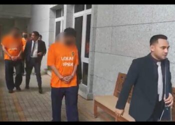 SPRM menahan tiga individu terdiri daripada pengarah syarikat kerana disyaki terlibat dalam penerimaan rasuah berjumlah kira-kira RM15 juta di Mahkamah Majistret, Putrajaya.